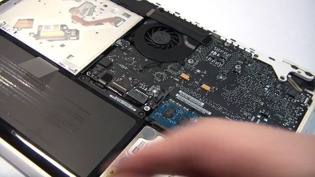 Замена жесткого диска в пластиковом MacBook Unibody смотреть онлайн