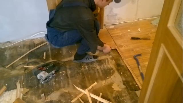 Демонтаж паркетной доски на лагах