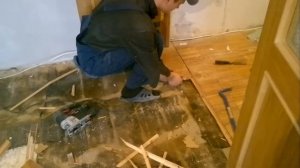 Демонтаж паркетной доски на лагах