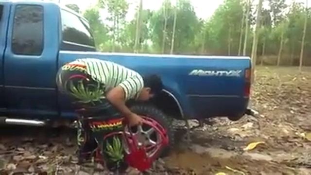 Необычный способ выехать из грязи смотреть онлайн