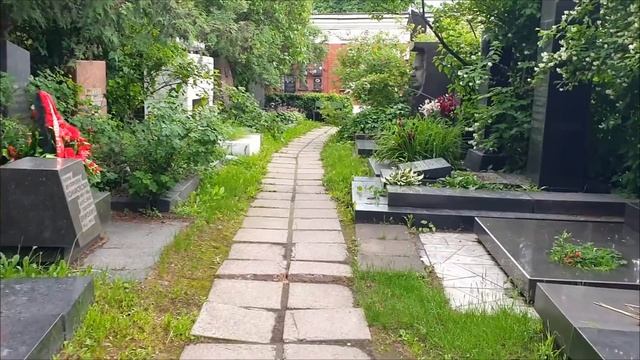 Семейство Л.И.Брежнева на Новодевичьем кладбище смотреть онлайн