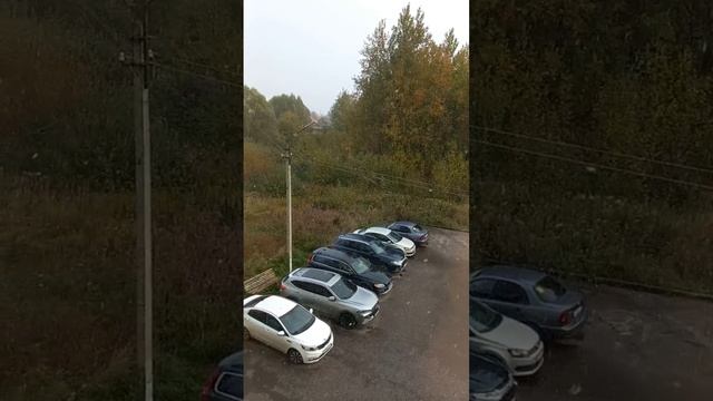В окно видно как идёт снег, машины, автомобили, стоянка, парковка
