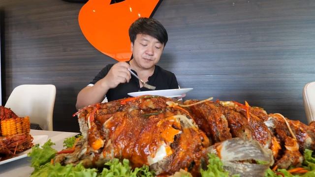 Filipino GIANT LOBSTER & MASSIVE FRIED FISH Feast! Local FISH MARKET TOUR in Dubai смотреть онлайн