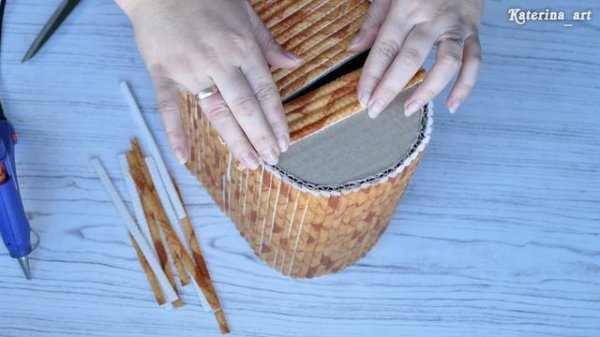 Сундук из картона и коврика для ванны. Chest made of cardboard and bath mat.