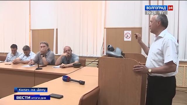 Берег реки в Калачевском районе превратили в свалку строительного мусора смотреть онлайн