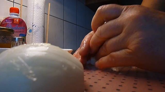 как нарезать лук без слёз и маленькая подсказка в конце видео. смотреть онлайн