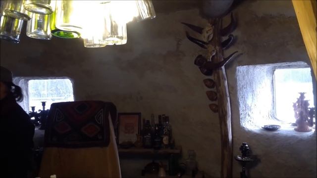 Дом из мешков с песком, дров и глины за 1000 долларов и 5 месяцев! смотреть онлайн