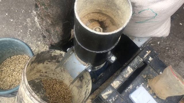 Пеллета Из Сырой Хвойной Опилки Со Связующим 6 мм Гранулятор DR 150 inHome Raw Coniferous Sawdust P смотреть онлайн
