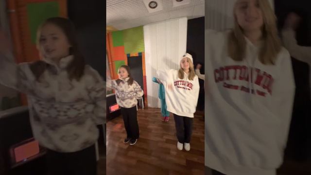 Как научиться петь и красиво двигаться. #leeloovocalstudio #вокальныеприемы #вокальныесекреты смотреть онлайн