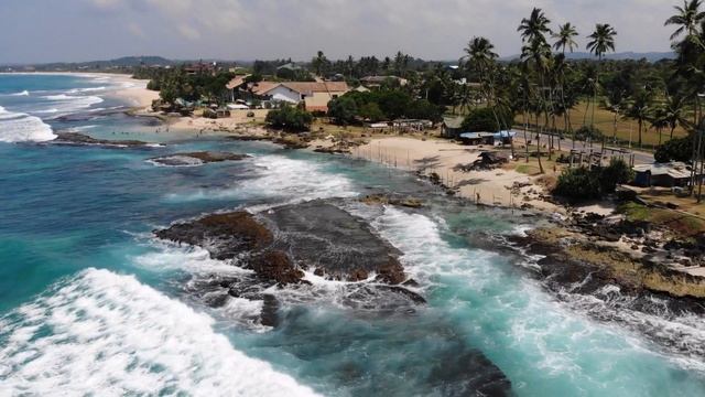 Красивое побережье Шри-Ланки неподалеку от Мирисы смотреть онлайн