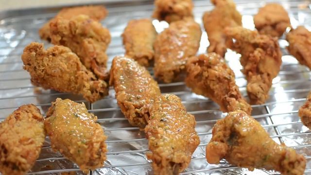Easy Lemon Pepper Chicken Wings Recipe / Wingstop Who? / Mesha’s Corner смотреть онлайн