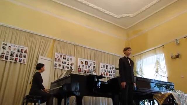 Чорнії брови, карії очі