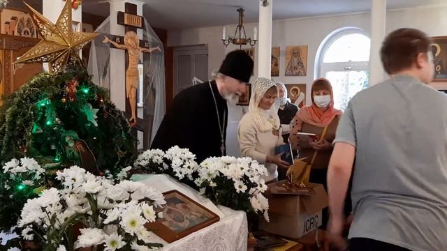 Партенит.о.Никита Поздравляет учеников Воскресной школы и дарит подарки. смотреть онлайн