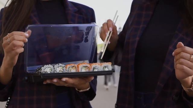 а нам все равно! русский цинизм в дествительности - sushi for homeless Russian - is this normal?? смотреть онлайн