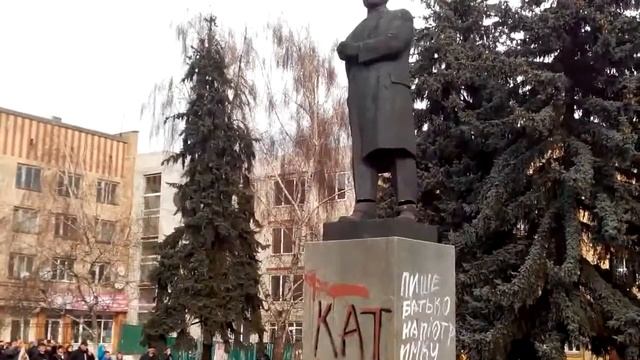 Повален очередной памятник Ленину смотреть онлайн