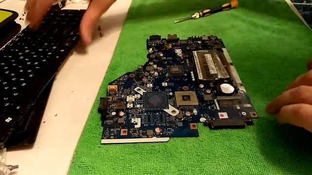 Emachines E442 Замена термопасты и Чистка кулера смотреть онлайн