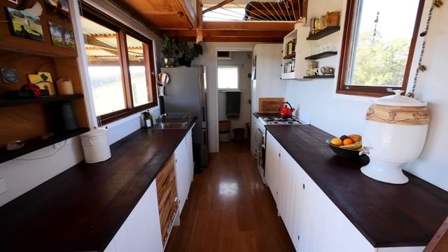They Left The City To Live FREE, WILD and OFF-GRID in a Tiny House! смотреть онлайн