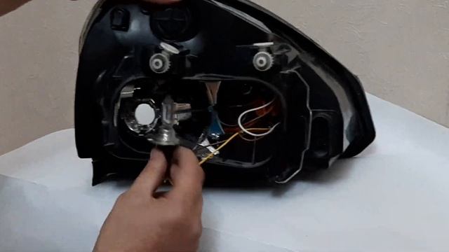 Как поменять лампочки ближнего, дальнего света, ДХО и поворотника на Приоре смотреть онлайн