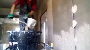 Нанесение гипсовой штукатурки хопер ковшом