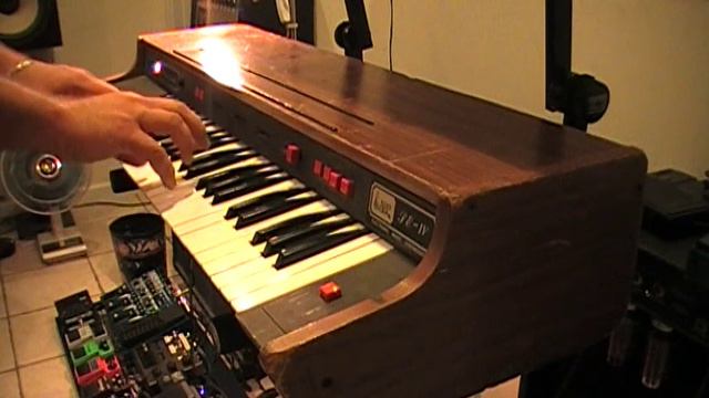 1970s Arp Solina SE-IV String Ensemble Synthesizer Demo смотреть онлайн