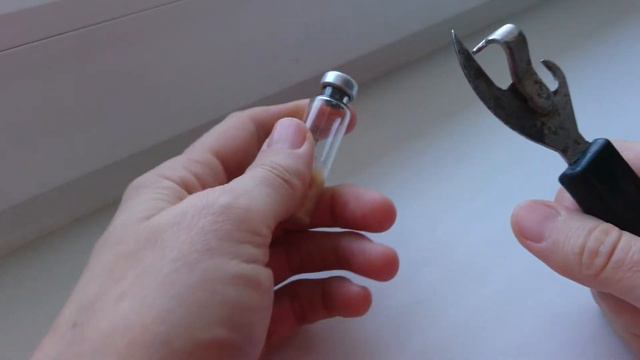 простой способ как открыть алюминиевую крышку с флакончика