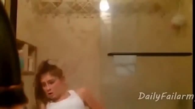 Прикольные падения ... девушки . смотреть онлайн