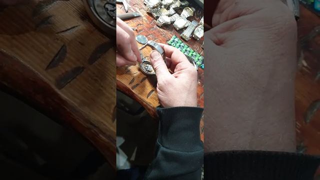 Замена батарейки в кварцовых наручных часах смотреть онлайн
