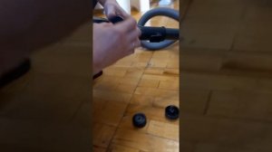 Как разобрать колёсики от щётки пылесоса Samsung
