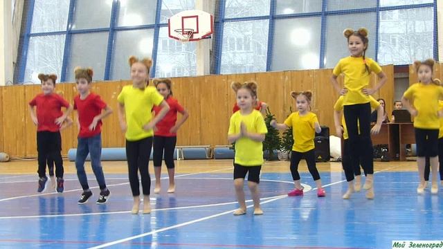 Мишки Гамми. Исполняет младшая группа команды чирлидинга