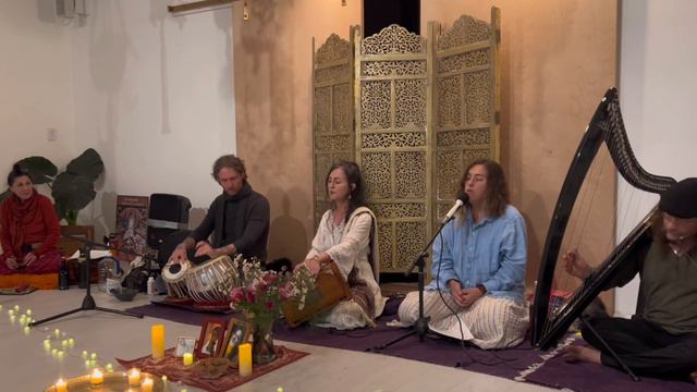 Kirtan chanting mantras to Ganesh, Shiva and Durga 13 Minute Kirtan meditation :Kavita Kat Macmilla смотреть онлайн