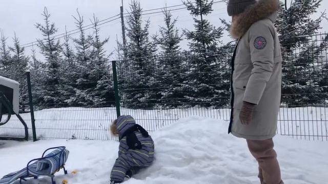 Vlog Наша прогулка по окрестностям, а снег кружится, летает и падает! ❄️ смотреть онлайн
