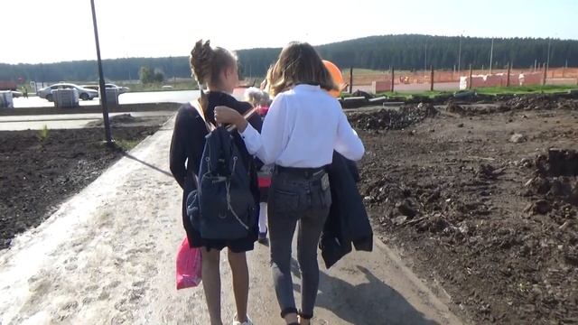 1 сентября ➤ Ксюша идёт в 7 класс ➤ Аня идёт в 3 класс смотреть онлайн