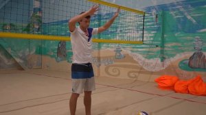 Нападающий удар в пляжном волейболе. Уроки волейбола нападающий удар. Обучение технике