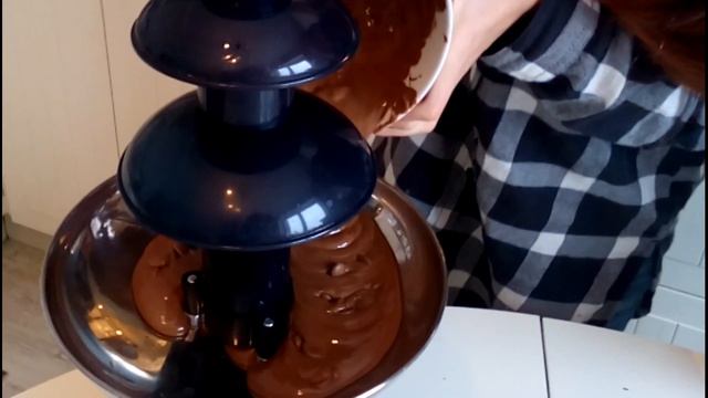 Шоколадный фонтан. Инструкция по применению. Дети готовят еду. смотреть онлайн