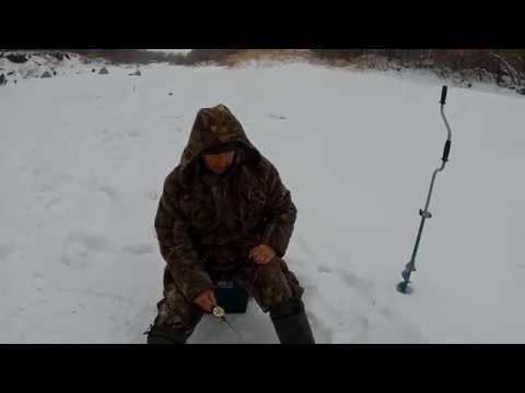 Зимняя рыбалка на реке. Кто это попался? Рыбка поклёвывает!