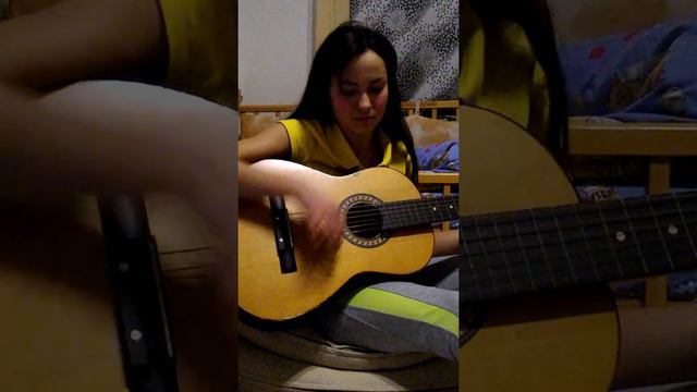 Сестренка поет и играет))) смотреть онлайн