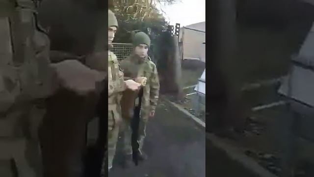 Парень не понимает зачем нужен автомат,приколы смотреть до конца смотреть онлайн