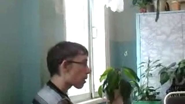 Василий выплевывает булку в руку смотреть онлайн
