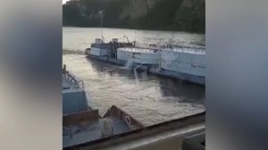Два танкера врезались на реке Лене в Иркутской области. Бензин с одного из них попал в воду