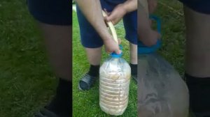 Чистим бассейн с  помощью синтепона и пластиковой бутылки.