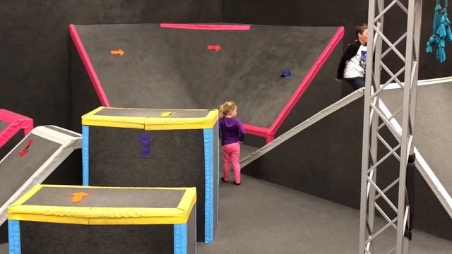 Joey completing the obstacle course at Top Jump Pigeon Forge! смотреть онлайн