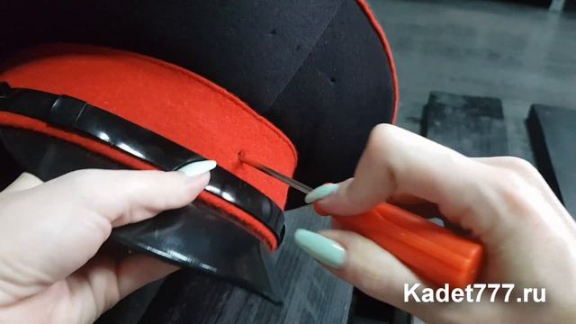 Как правильно крепить кокарду на фуражку смотреть онлайн