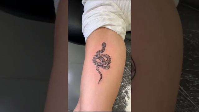 Small Snake Hand Tattoo смотреть онлайн