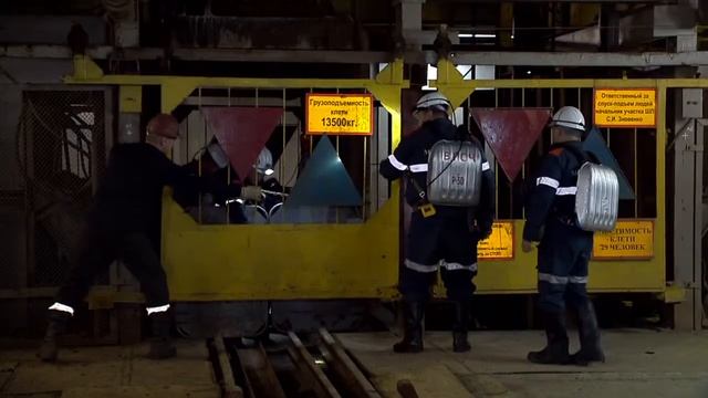 Момент спасения горняка Алишера Мирзаева на руднике "Мир" смотреть онлайн