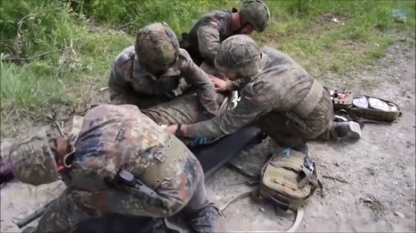 Замена гусеницы танка Leopard 2A6 (Германия)