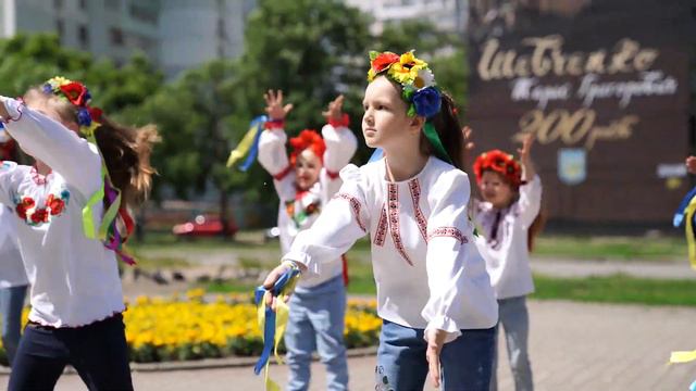 "Ой у лузi Червона калина"-"Конфетти" на телесьемке Харьковских известий 30.05.2022. смотреть онлайн