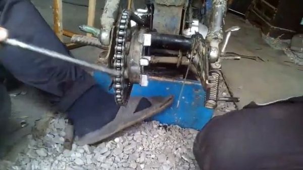 Меняем задний маятник на мопеде дельта.Часть 1/Smile TV