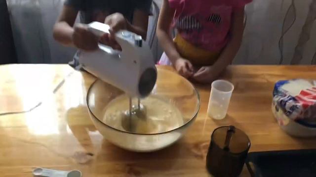 Мои детки готовят вкусняшку 😋 смотреть онлайн