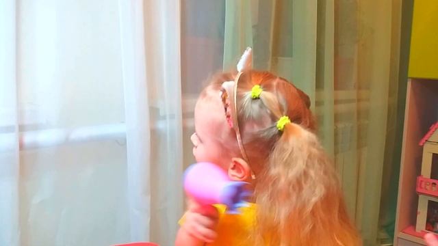 Тая с новой косметикой делает макияж. Получила подарок - набор детской косметики. Видео для девочек смотреть онлайн