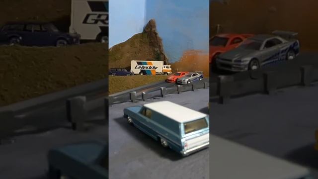 Hot Wheels Street King versus Nissan Skyline GTR R34 смотреть онлайн